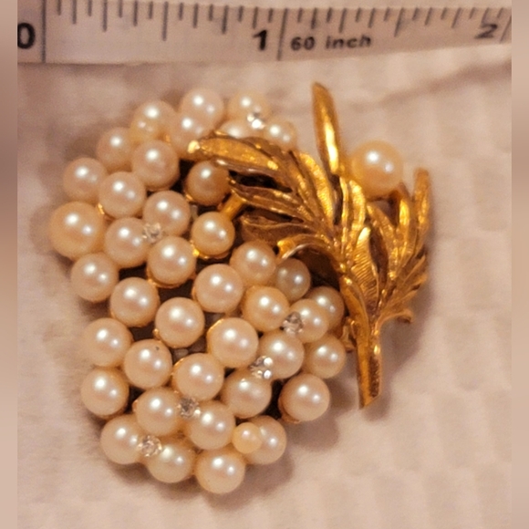 VINTAGE UNSIGNED FAUX PEARL GRAPE CLUSTER GOLD JEWELRY PIN/BROOCH - Picture 10 of 10